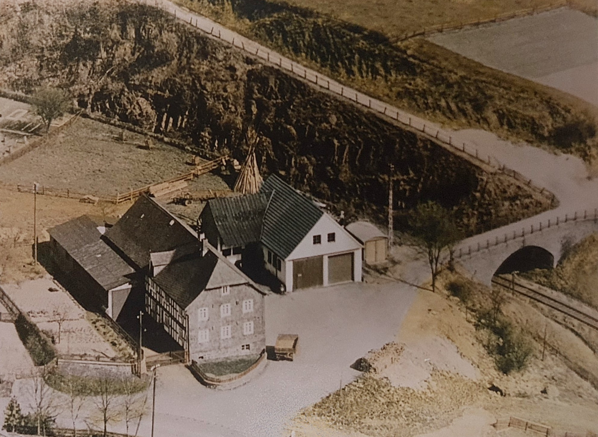 Gründung der Spedition Achenbach im Jahr 1939 – erste Transporte mit Pferdefuhrwerk und Lkw in Arfeld.