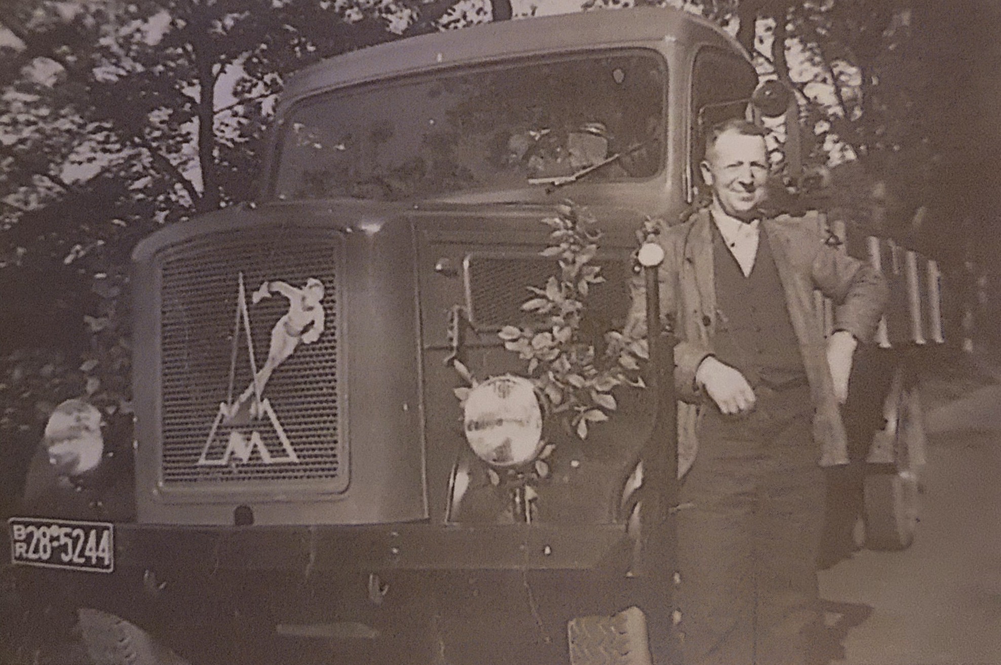 Spedition Achenbach 1949 mit Fahrzeug vor dem Betriebsgebäude