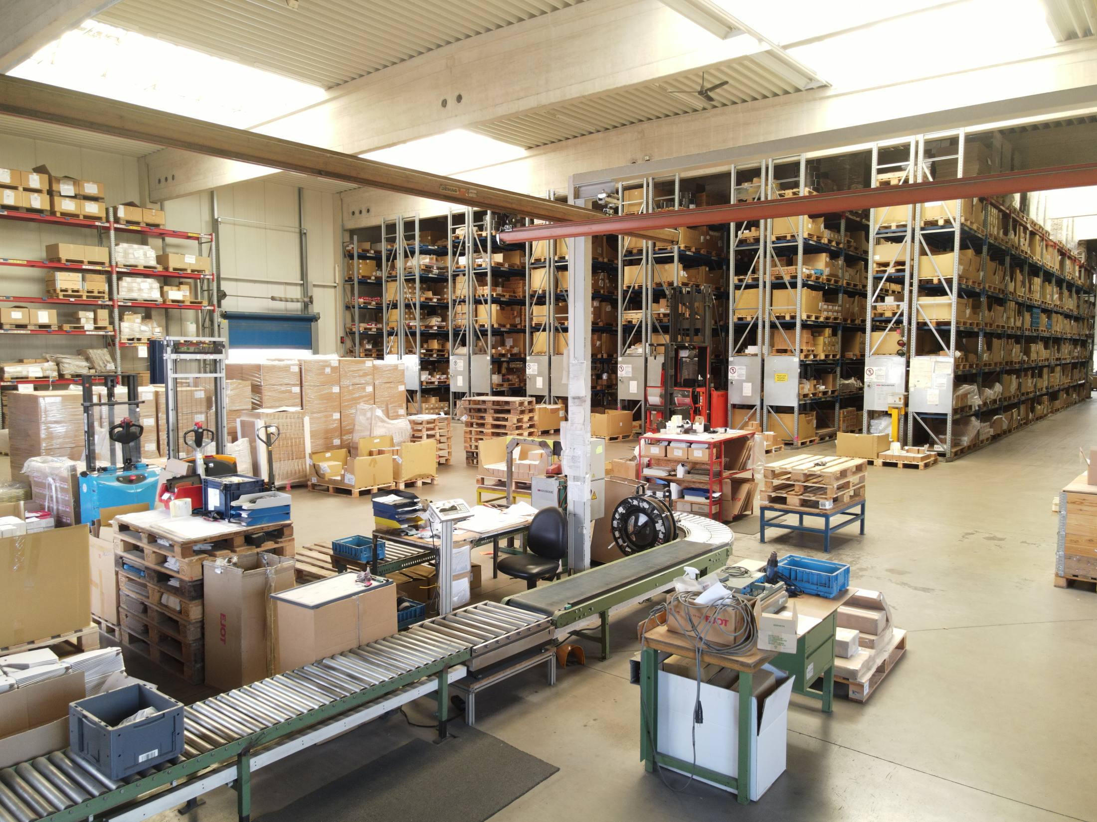 Innenansicht einer Achenbach-Lagerhalle mit Regalen