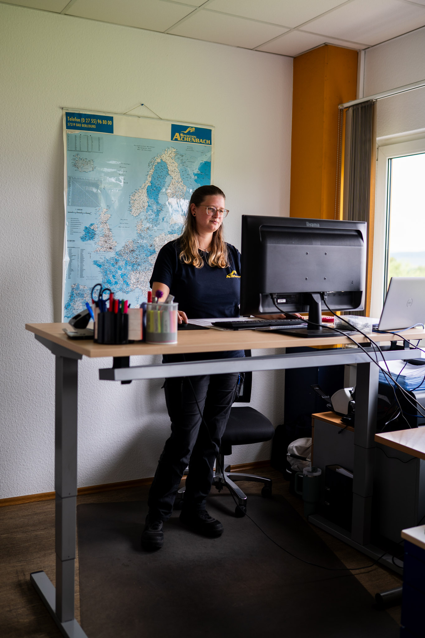 Auszubildende zur Kauffrau für Büromanagement bei Achenbach am Arbeitsplatz
