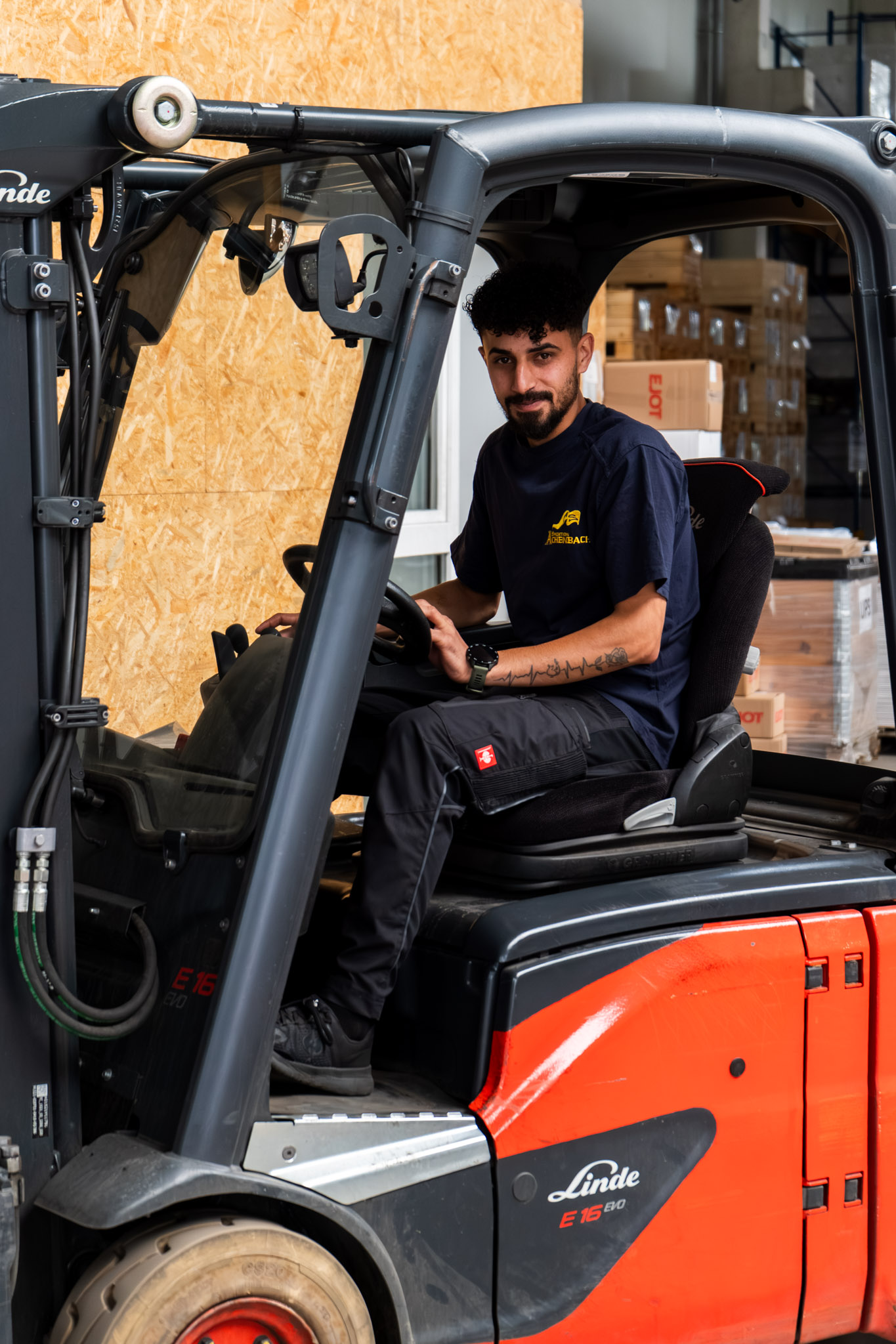 Auszubildender bei Achenbach Logistik beim Arbeiten im Lager mit Gabelstapler