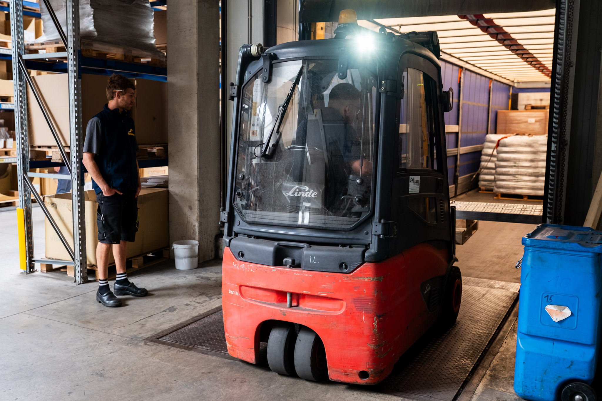 Azubi der Achenbach Logistik fährt Gabelstapler im Lager