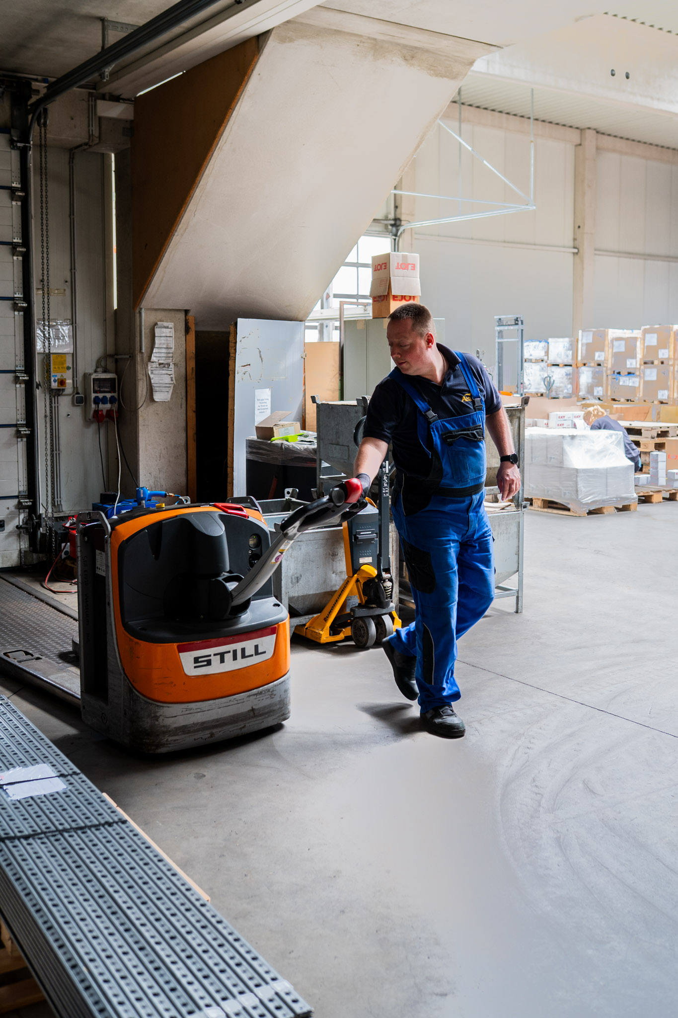 Lagerist bei Achenbach Logistik beim Kommissionieren im Lagerbereich