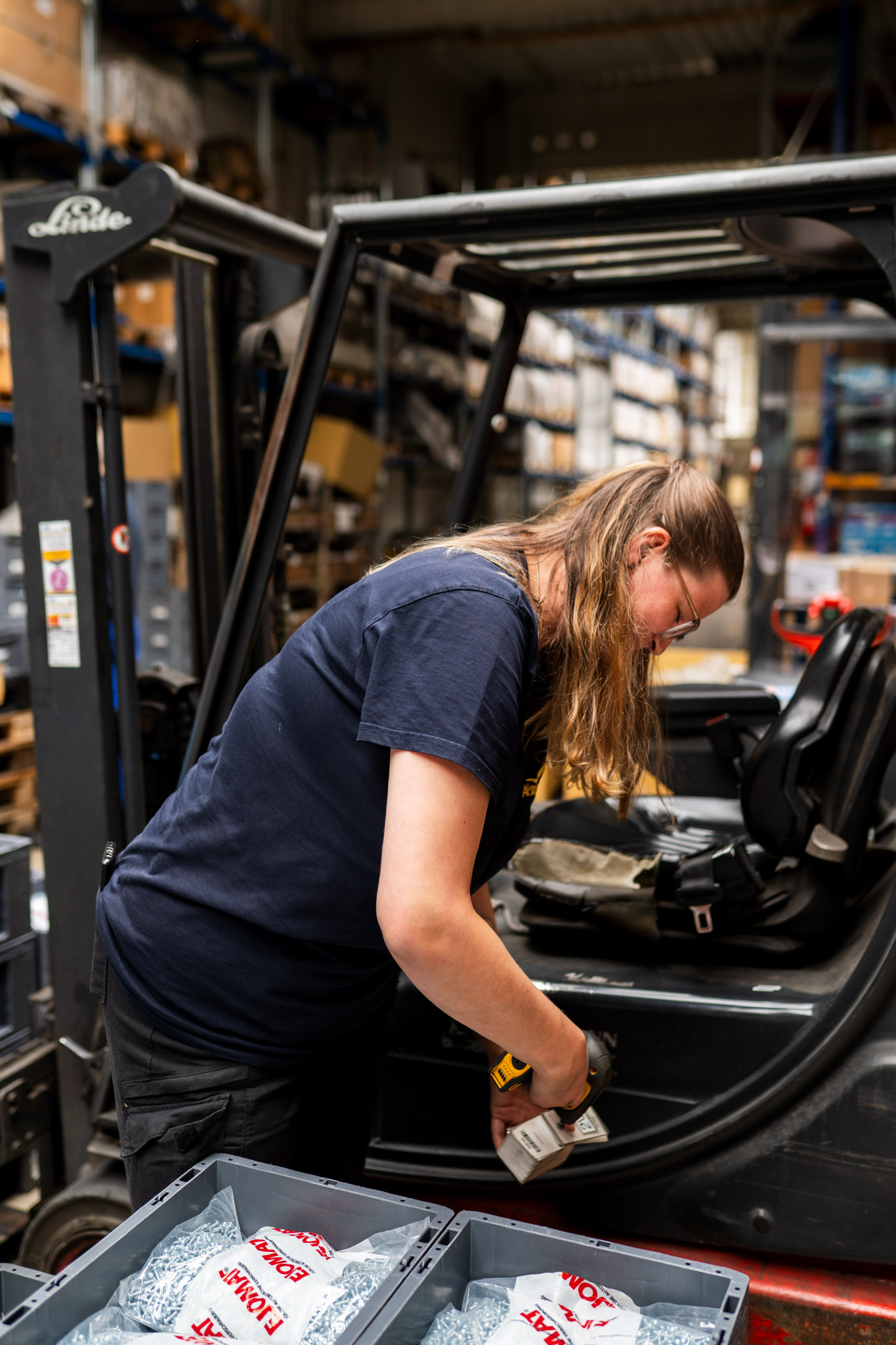 Mitarbeiter bei der Kommissionierung im Hochregallager von Achenbach