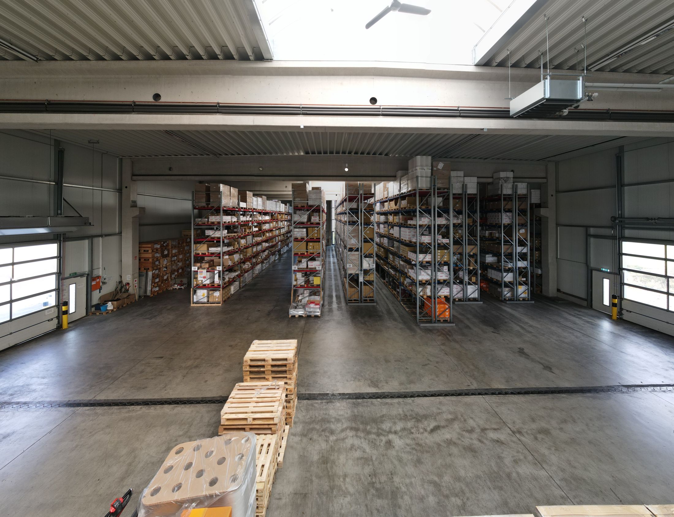 Verschiedene Lagerarten mit Regalanlagen und Blocklagerflächen