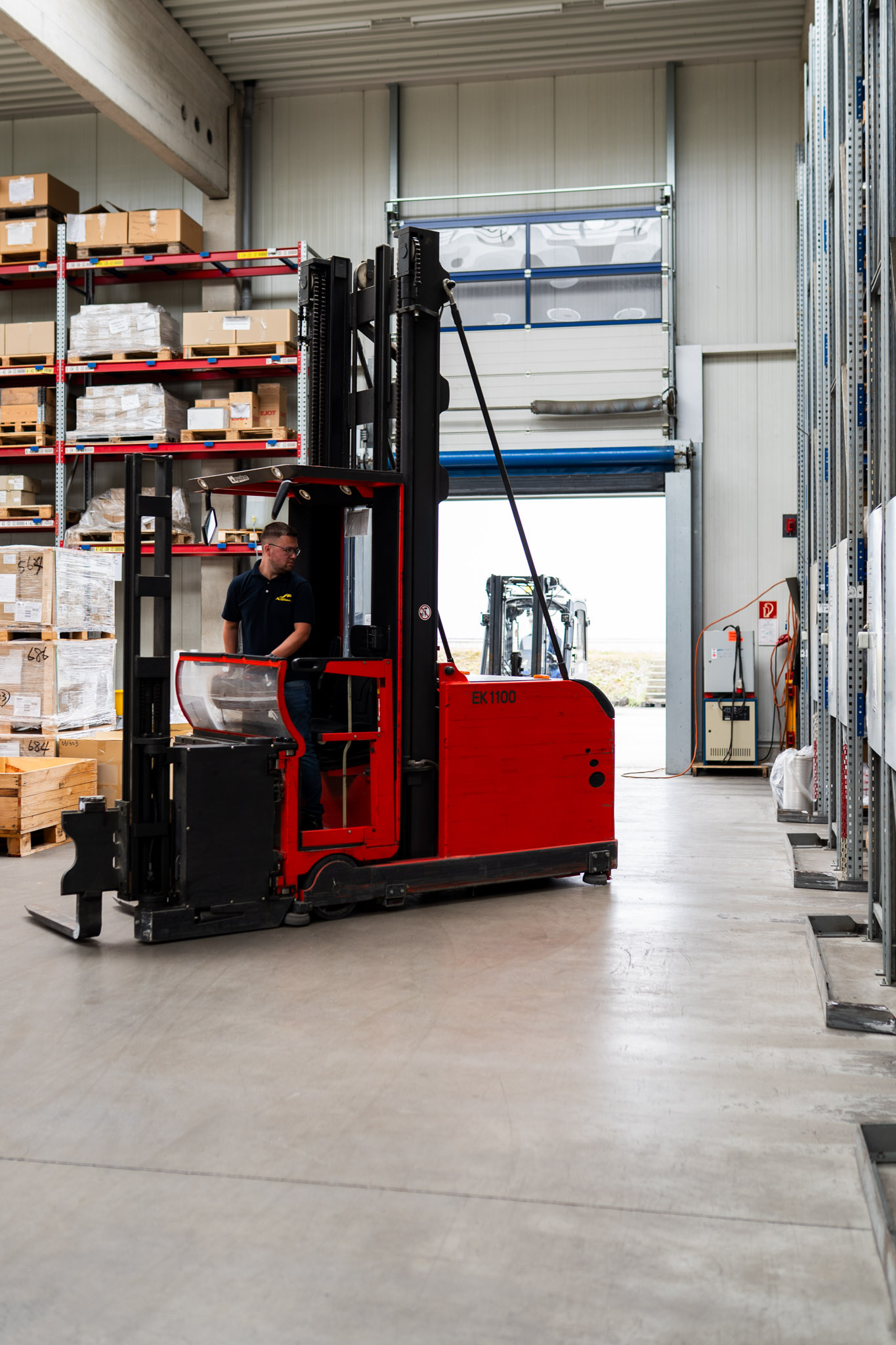 Weitläufige Lagerfläche mit Regalen und Transportwegen