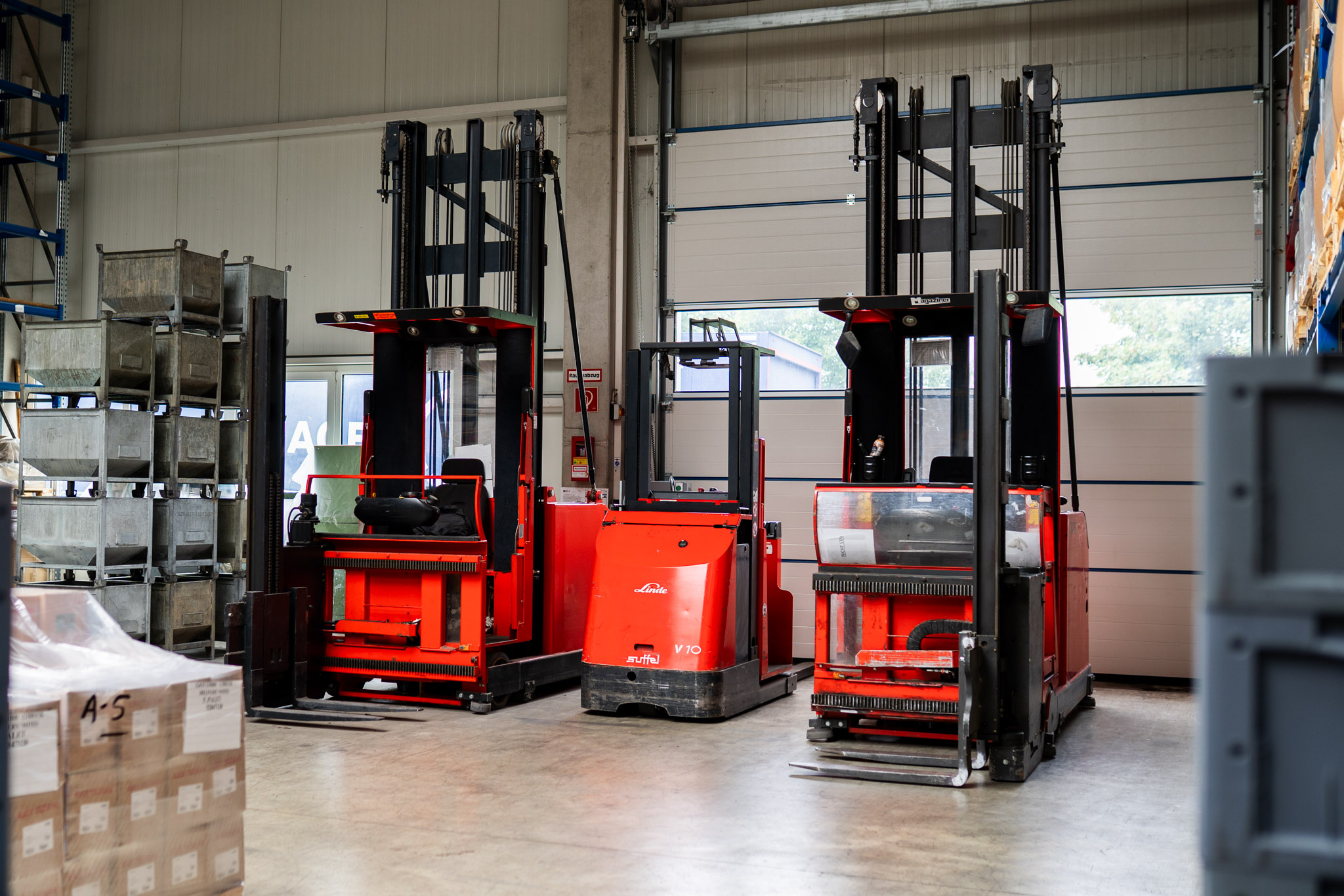 Palettenlager in moderner Halle mit Hochregalen