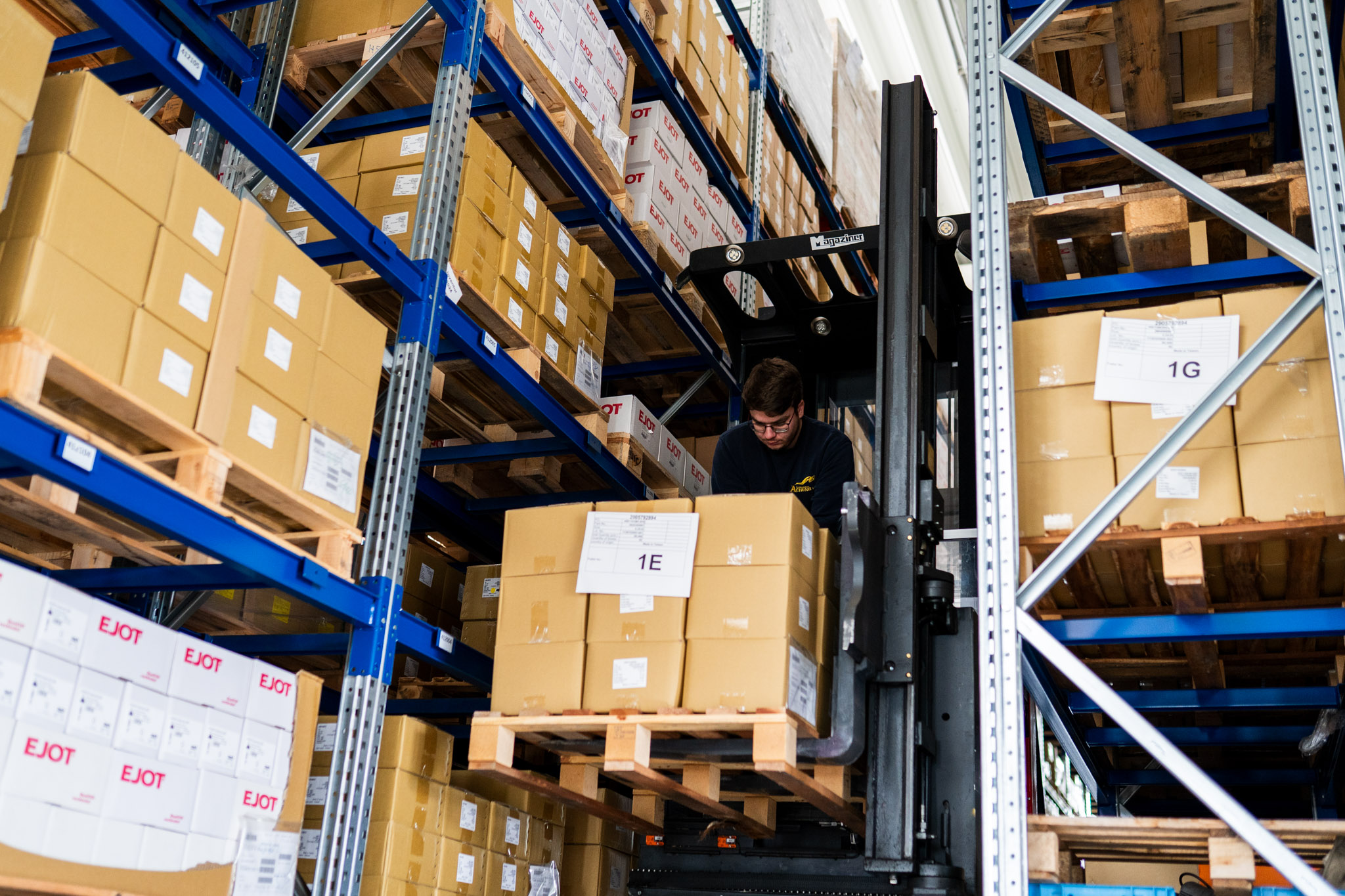 Mitarbeitende bei der Kommissionierung und Verpackung von Waren