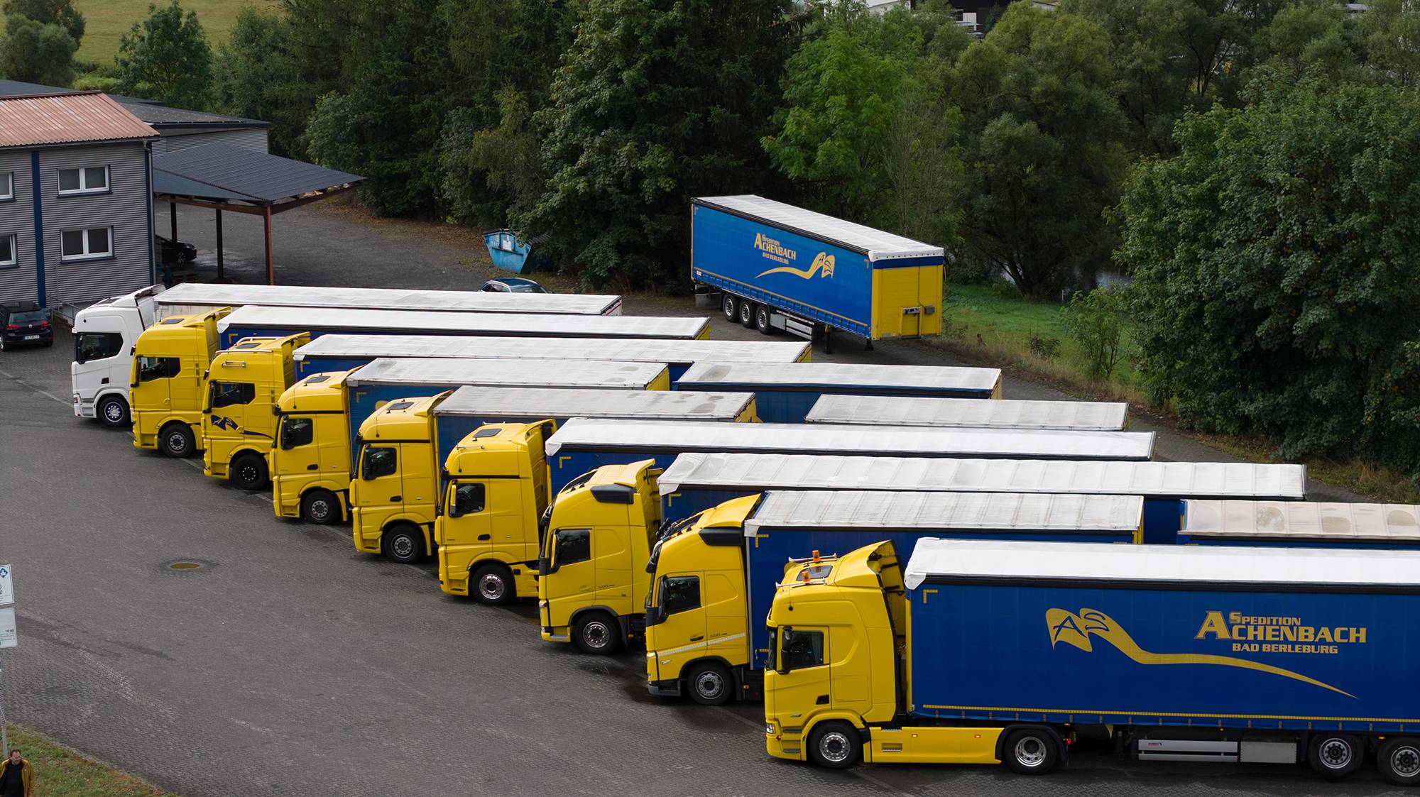 Fahrzeugflotte der Spedition Achenbach am Standort Bad Berleburg, bereit für den täglichen Einsatz.