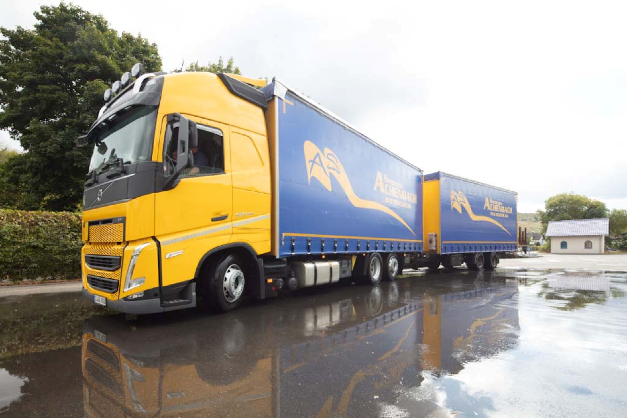 Jumbo-Gliederzug der Spedition Achenbach – hoher Laderaum mit bis zu 120 m³ Volumen für großvolumige Transporte.