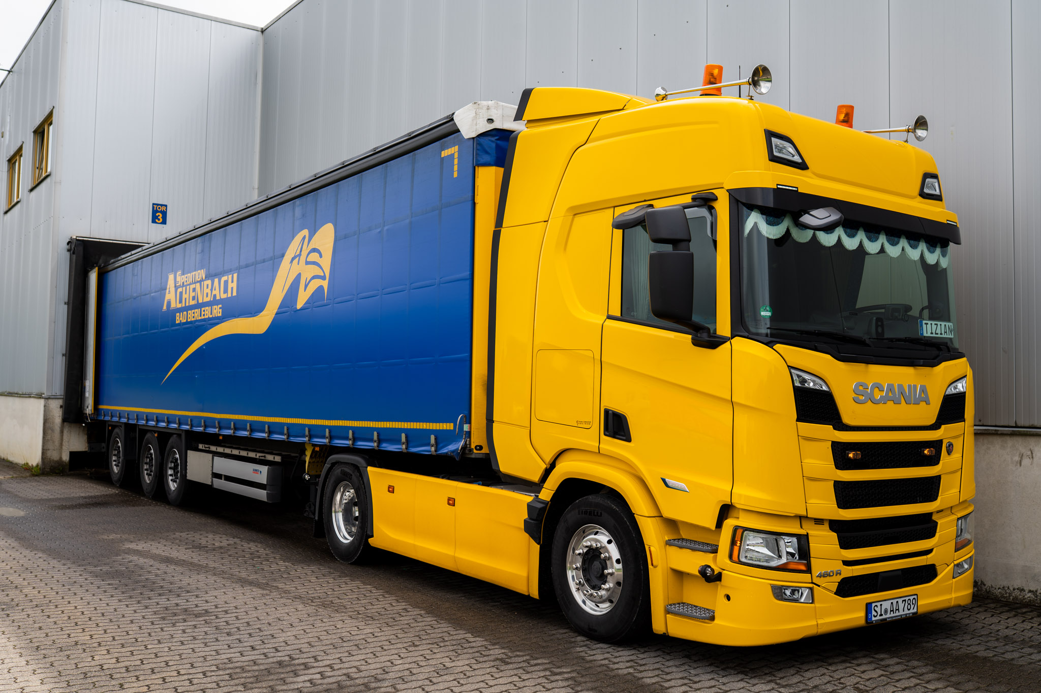 Sattelzug der Spedition Achenbach – flexibel einsetzbar für nationale und internationale Transporte.