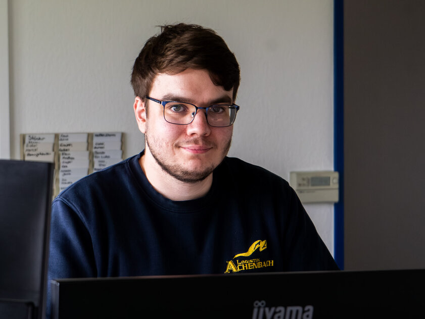Lukas Limper, Standortverantwortlicher im Lagermanagement der Achenbach Logistik, im Büro am Arbeitsplatz