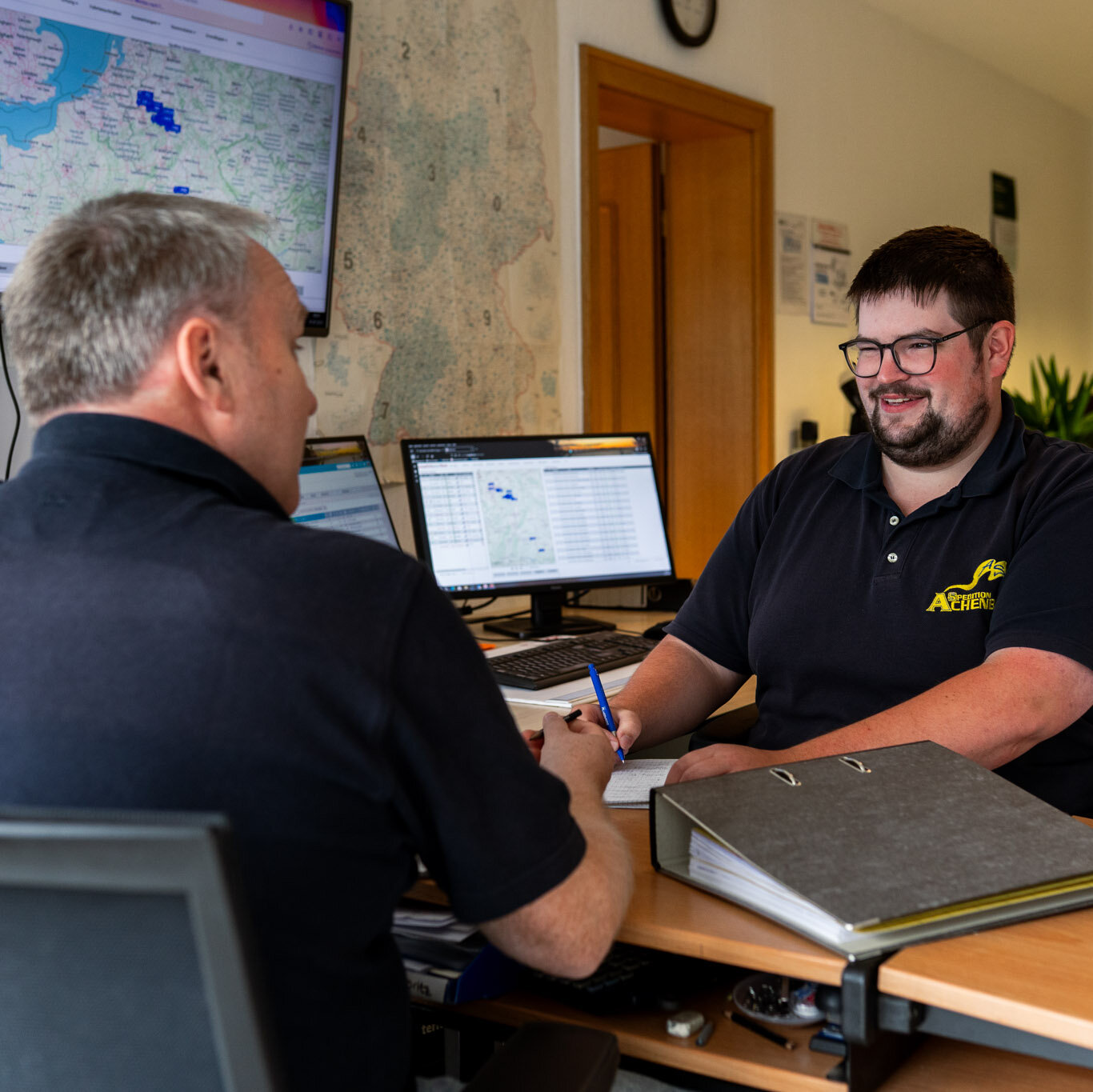 Mitarbeitende im Dialog bei der Planung am Laptop im Büro