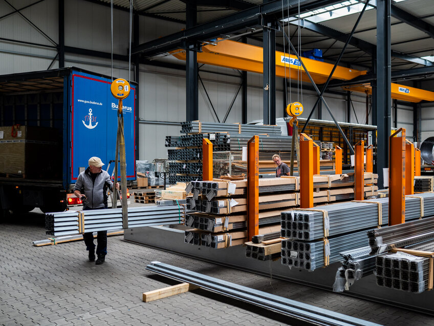 Außenansicht der Achenbach Logistikhalle mit Lkw an der Rampe