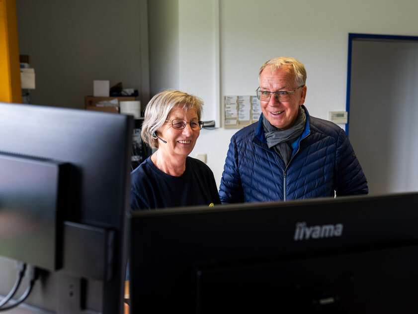 Rainer Achenbach, Geschäftsführer der Spedition Achenbach, im Büro im Gespräch mit einer Kollegin