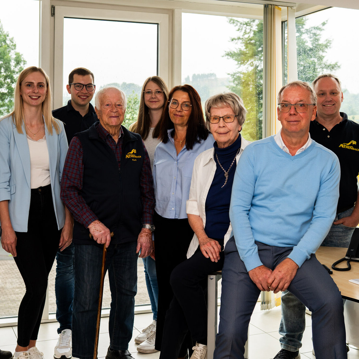 Mitarbeitende und Familie Achenbach gemeinsam im Büro