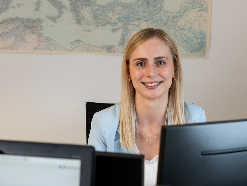 Alisa Schreiber, Mitarbeiterin Verwaltung und Personal, am Telefon im Büro