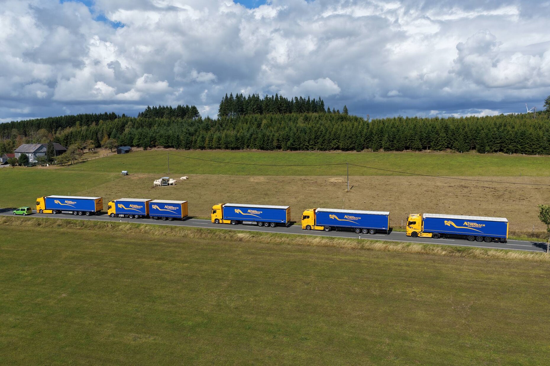 Gelbe Lkw der Spedition Achenbach in Reihung – Symbol für Zuverlässigkeit und Effizienz im Transport.
