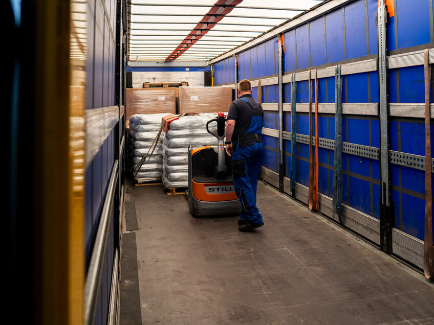 Lkw-Auflieger bei der Verladung auf dem Betriebsgelände von Achenbach Logistik