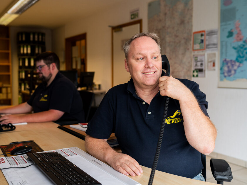 Thorsten Müseler, Mitarbeiter in der Disposition, telefoniert im Büro