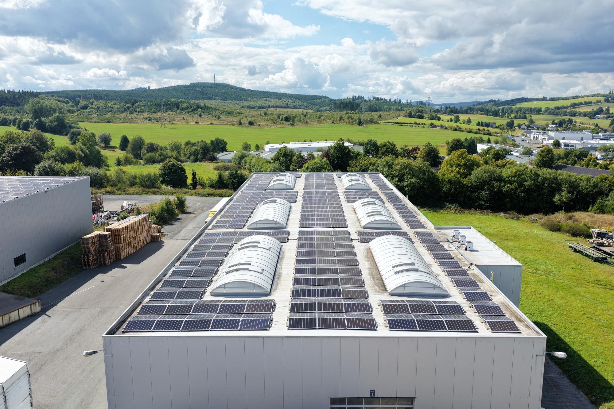 Firmensitz der Spedition Achenbach 2025 mit Photovoltaikanlage auf dem Dach