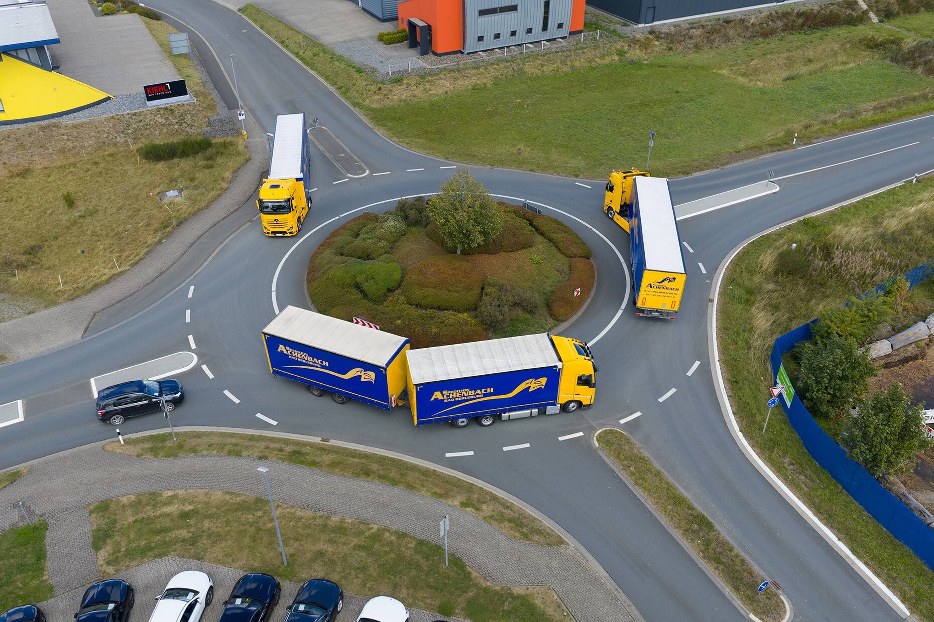 Luftaufnahme eines Kreisverkehrs mit Fahrzeugflotte der Spedition Achenbach.
