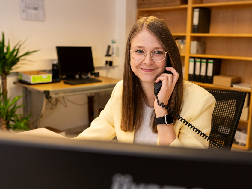 Lilli Achenbach, verantwortlich für Abrechnung und Angebotserstellung, im Büro am Arbeitsplatz