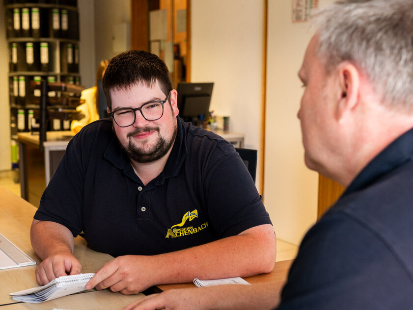 Moritz Wied, zuständig für Disposition und Fuhrpark, im Austausch mit einem Kollegen